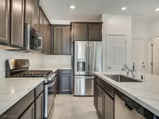 Photo #5: 2325485 Listing