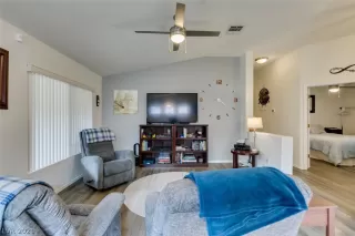 Photo #4: 2325706 Listing