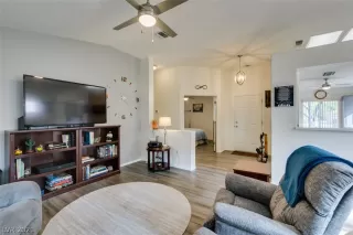 Photo #6: 2325706 Listing