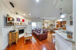 Photo #3: 2325739 Listing