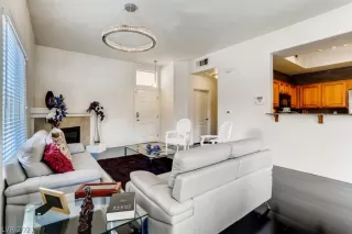 Photo #4: 2325759 Listing