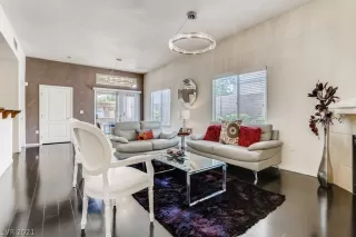 Photo #5: 2325759 Listing