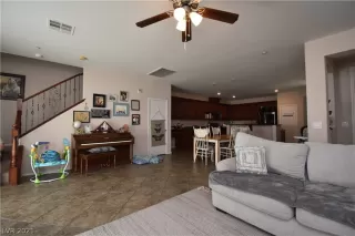 Photo #3: 2325832 Listing