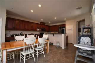 Photo #5: 2325832 Listing