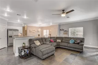 Photo #5: 2325860 Listing