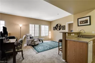 Photo #6: 2325884 Listing