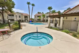 Photo #5: 2325968 Listing