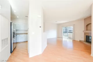 Photo #5: 2325977 Listing