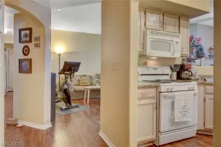 Photo #4: 2326096 Listing