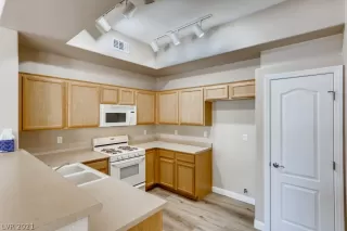 Photo #3: 2326249 Listing