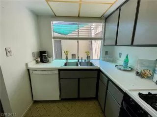 Photo #5: 2326391 Listing 