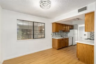 Photo #5: 2326489 Listing