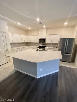 Photo #1: 2326498 Listing 