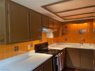 Photo #5: 2326675 Listing