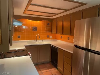 Photo #6: 2326675 Listing