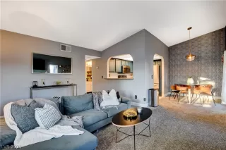 Photo #3: 2326774 Listing