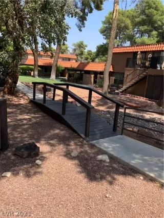 Photo #4: 2326838 Listing