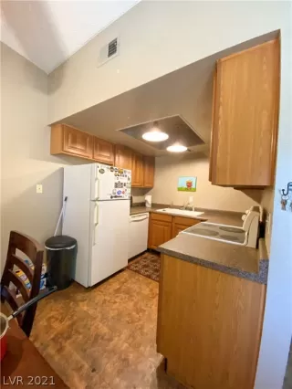 Photo #5: 2326884 Listing