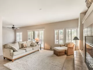 Photo #3: 2326932 Listing