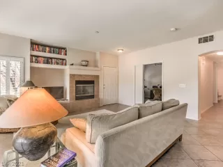 Photo #5: 2326932 Listing