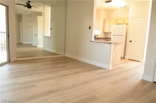 Photo #5: 2326937 Listing