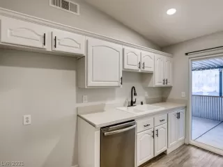 Photo #3: 2326982 Listing