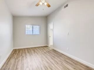 Photo #4: 2326982 Listing