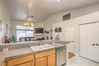 Photo #6: 2327018 Listing