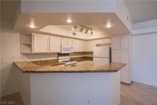 Photo #3: 2327062 Listing