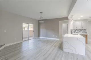 Photo #3: 2327209 Listing