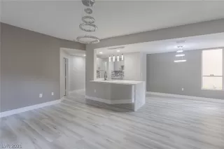 Photo #6: 2327209 Listing