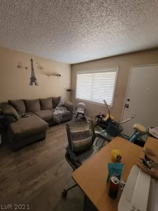 Photo #5: 2327247 Listing