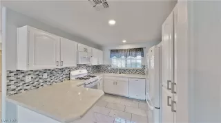 Photo #3: 2327249 Listing 
