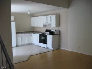 Photo #3: 2327258 Listing