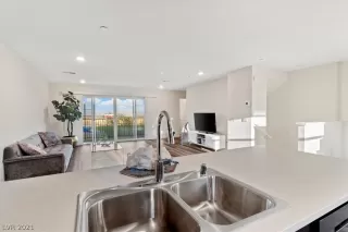 Photo #5: 2327423 Listing