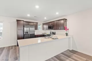 Photo #6: 2327423 Listing