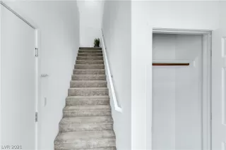 Photo #5: 2327548 Listing