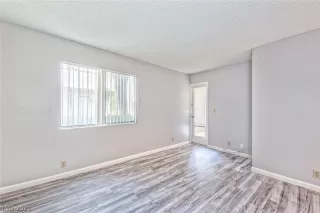 Photo #6: 2327641 Listing