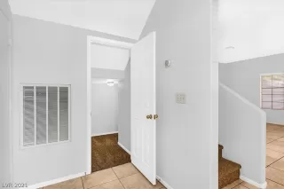 Photo #5: 2327677 Listing