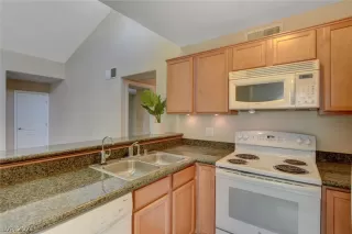 Photo #5: 2327681 Listing