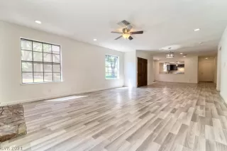 Photo #4: 2327702 Listing