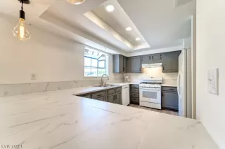 Photo #5: 2327702 Listing