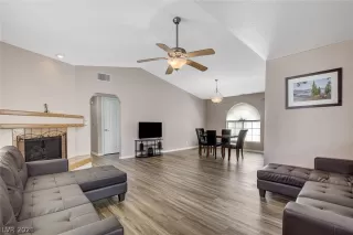 Photo #4: 2327704 Listing