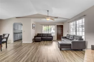 Photo #5: 2327704 Listing