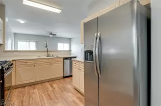 Photo #5: 2327722 Listing