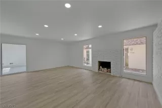 Photo #6: 2328257 Listing