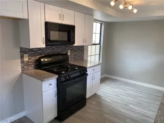 Photo #6: 2328417 Listing