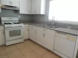 Photo #6: 2328478 Listing