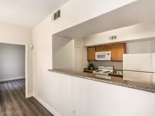 Photo #4: 2328488 Listing