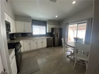 Photo #5: 2328623 Listing